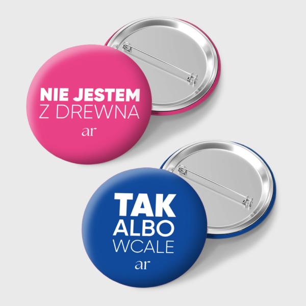 Zestaw 4: Naklejki + Przypinki "TAK albo wcale" (niebieska) i "NIE jestem z drewna" (różowa)