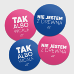 Zestaw 1: Naklejki + Przypinki "TAK albo wcale" i "NIE jestem z drewna" (różowe)