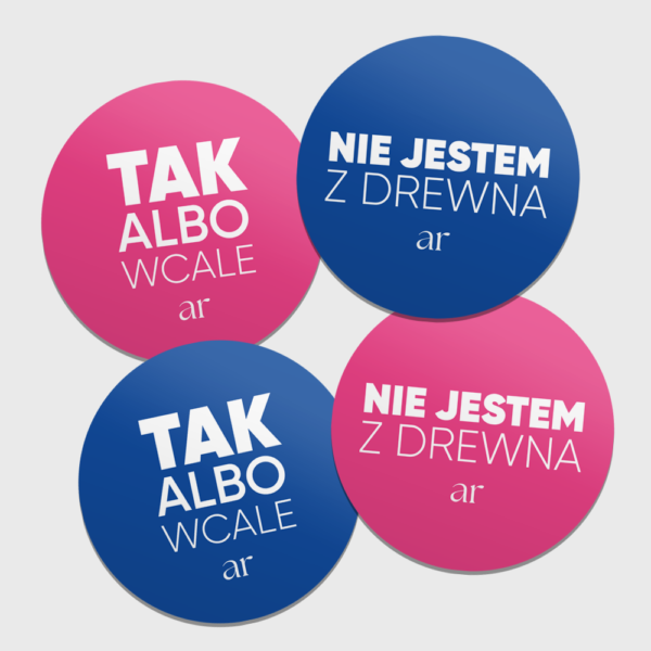 Zestaw 1: Naklejki + Przypinki "TAK albo wcale" i "NIE jestem z drewna" (różowe)